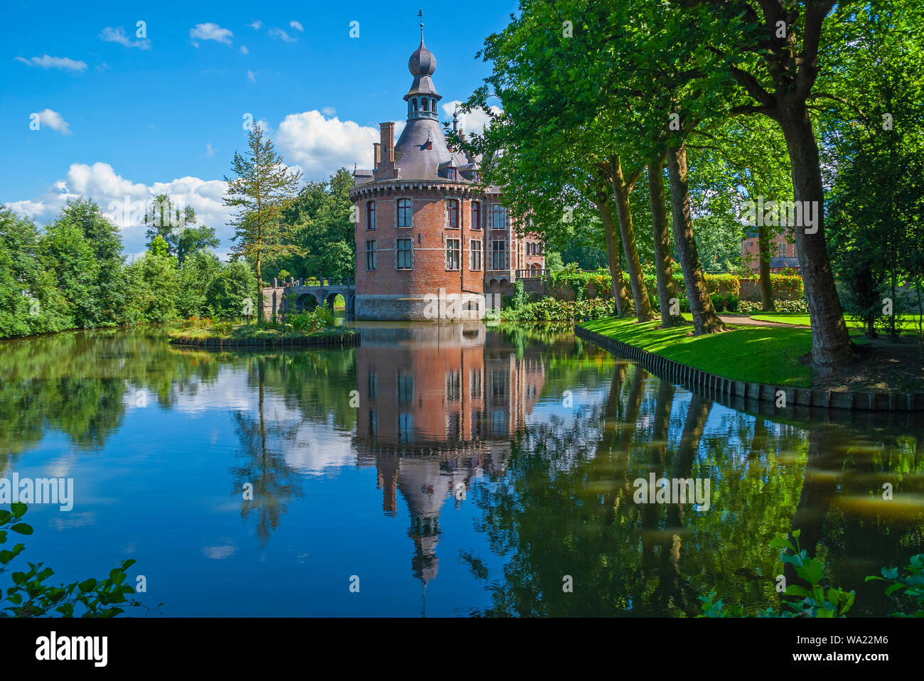 La riflessione del castello di Ooidonk in un giorno di estate si trova nel fiume Leie regione vicino a Gent (Ghent in inglese), Belgio. Foto Stock
