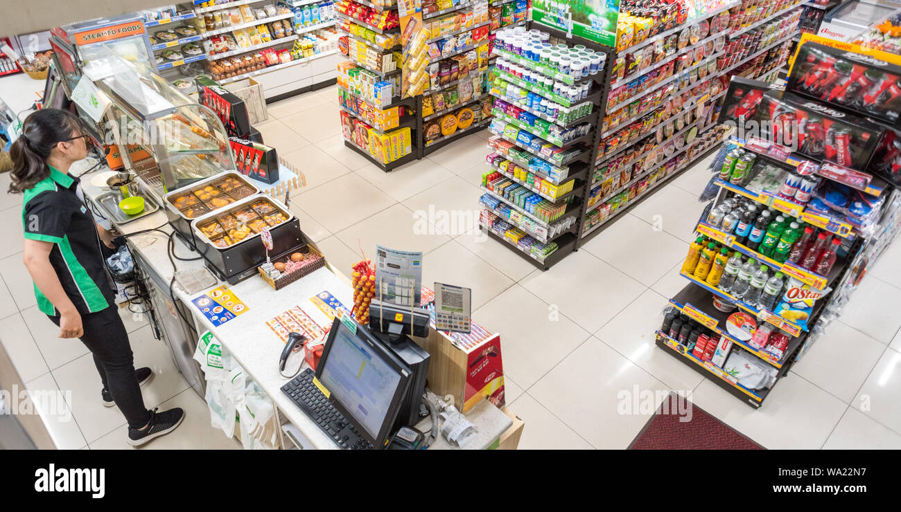 La città di Ho Chi Minh, Vietnam - 4 Maggio 2019: un interno di una famiglia Mart Supermarket con un negozio assistant, fast food della partenza e gli scaffali con le merci. Foto Stock