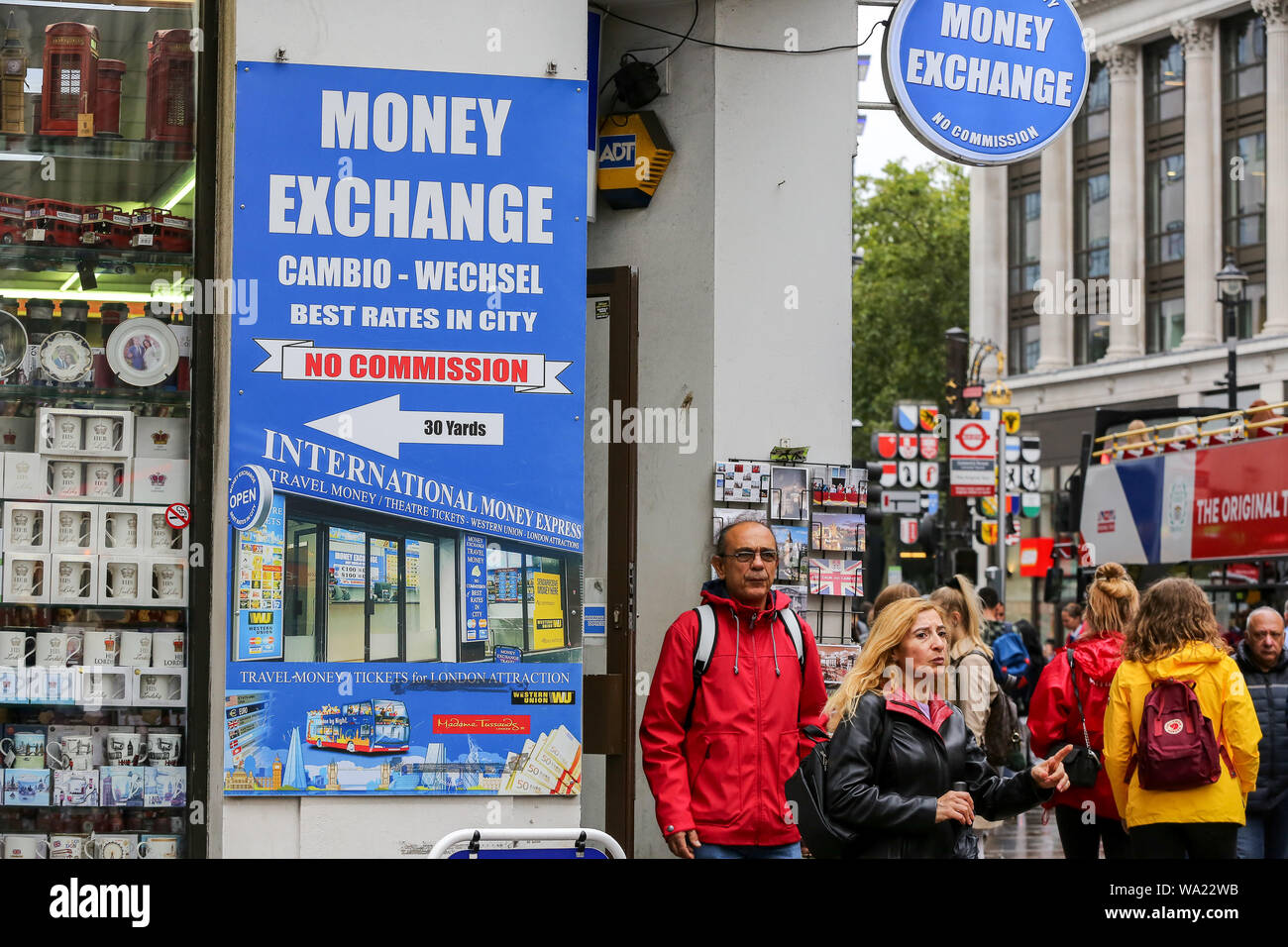Londra, Regno Unito. 16 Ago, 2019. I turisti sono visto vicino un segno per lo scambio di denaro a Londra.L'euro vs la sterlina è salito a 91.02 pence. Rispetto al dollaro, la sterlina è aumentato per il secondo giorno consecutivo, fino 0,7% a 1.2168 dollari. Credito: Dinendra Haria/SOPA Immagini/ZUMA filo/Alamy Live News Foto Stock