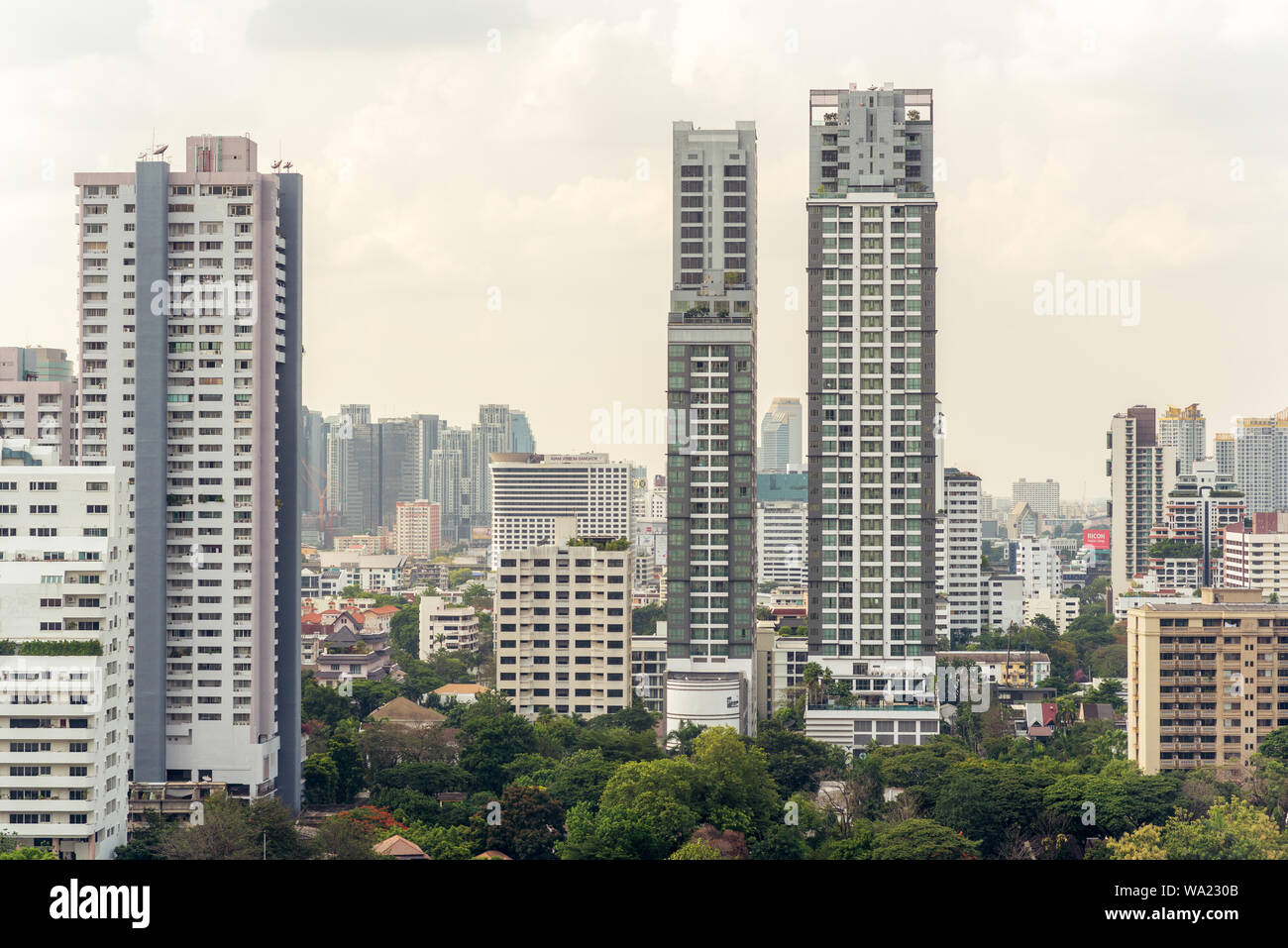 Bangkok - 26 Maggio 2019: edifici ad alta vicino Phrom Phong BTS Station, distretto Watthana (Wattana). Foto Stock