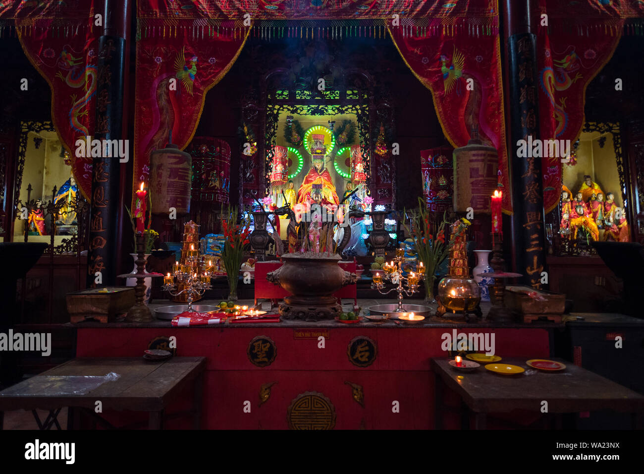 La città di Ho Chi Minh, Vietnam - 27 Aprile 2019: l'altare centrale del Figlio Tam Tam (Figlio Hoi Quan) Pagoda. Il tempio è un viaggio deve vedere di Cho Lon. Foto Stock