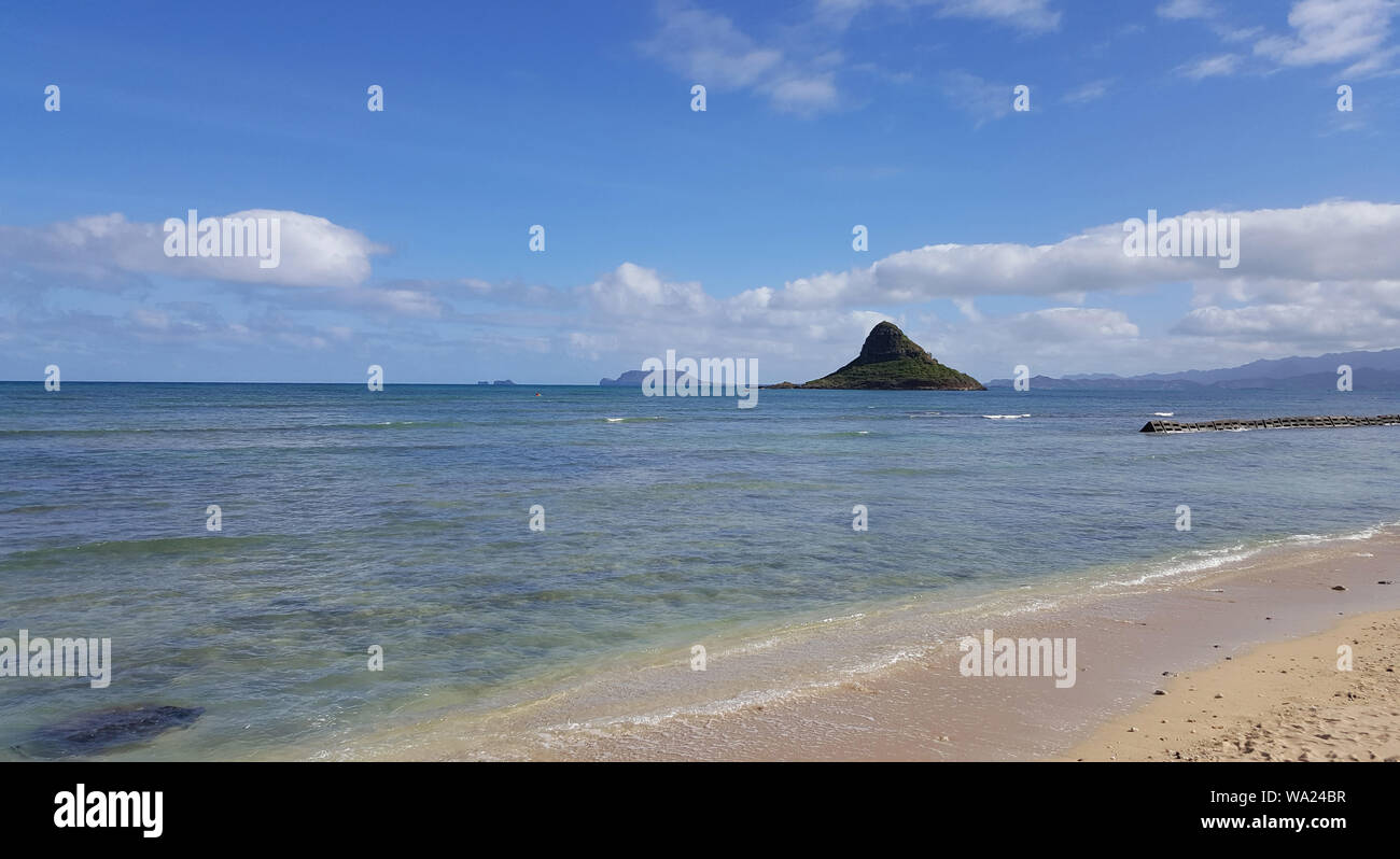 L'Isola di Mokoli'i (precedentemente conosciuta come l'obsoleto termine 'cappello di Chinaman') come visto dalla spiaggia al Parco Regionale di Kualoa, Hawaii Foto Stock