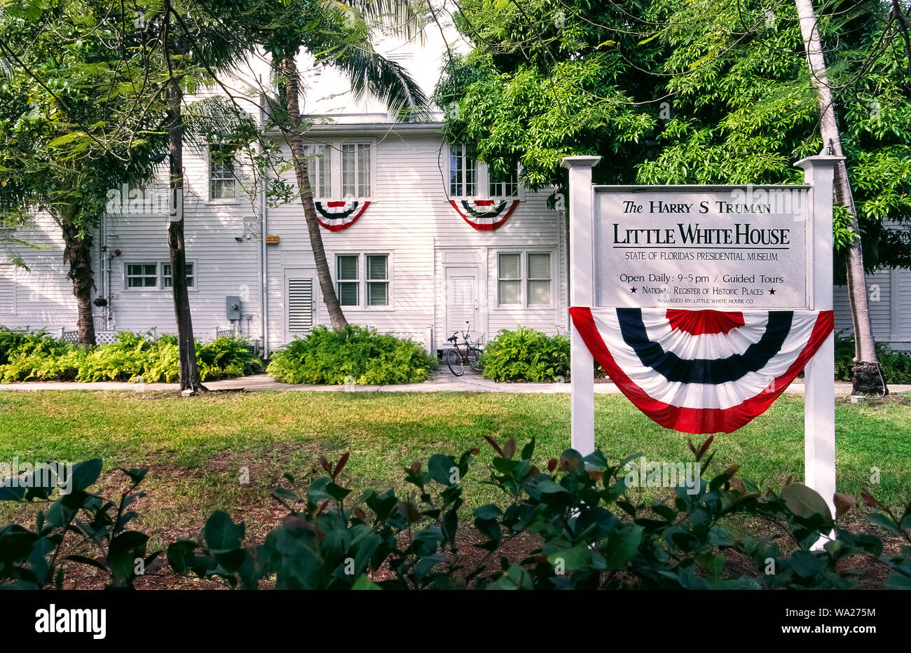 Questa 1890 bianco struttura in legno è servito come l'inverno a casa e ufficio per la XXXIII Presidente degli Stati Uniti, Harry Truman, quando ha voluto lasciare la casa bianca a Washington DC, per il caldo clima meridionale di Key West, Florida, Stati Uniti d'America. Conosciuta come la Piccola Casa Bianca, Truman e sua moglie Bess, trascorso 11 vacanze di lavoro vi tra il 1946 e il 1952. Oggi il palazzo è il museo presidenziale della Florida e aperto per i visitatori di Florida Keys. In precedenza la residenza storica fu anche sede del comando per gli Stati Uniti Stazione navale di Key West. Foto Stock