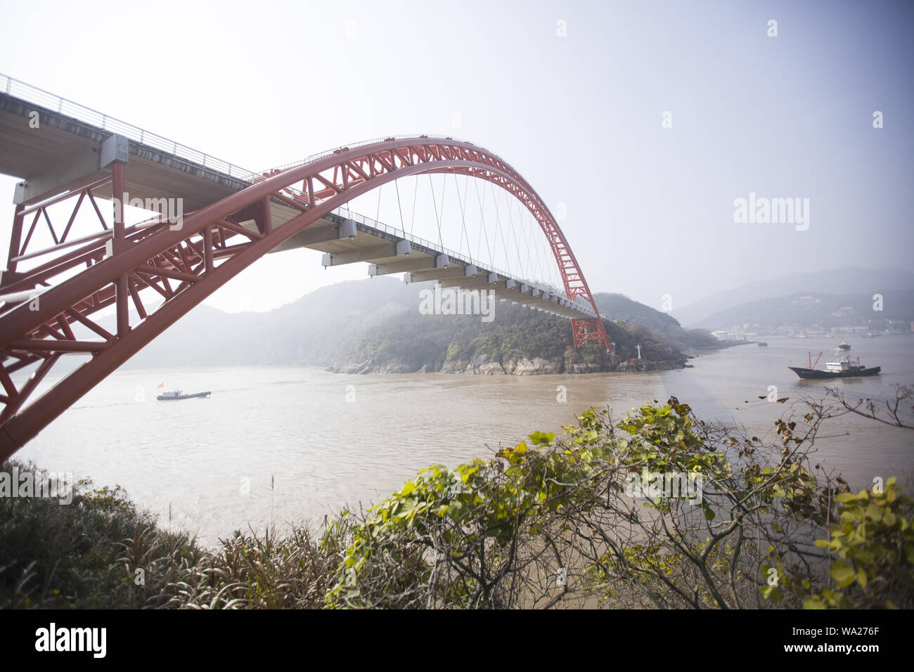 Ningbo ShiPu Xiangshan città di rame porta tile cross-ponte del mare Foto Stock