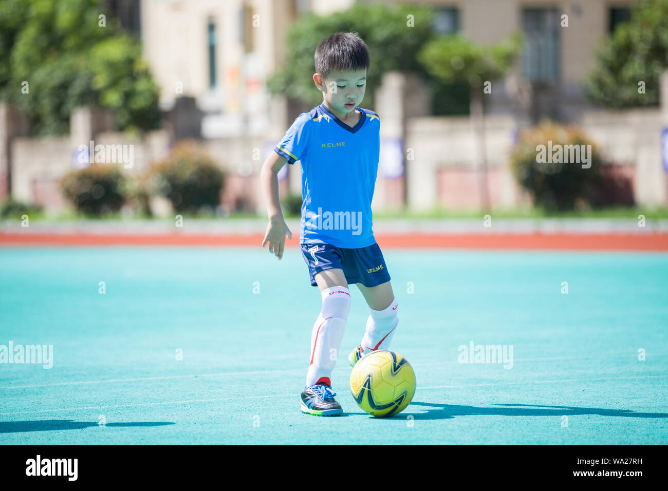 Il ragazzo giocando a calcio Foto Stock