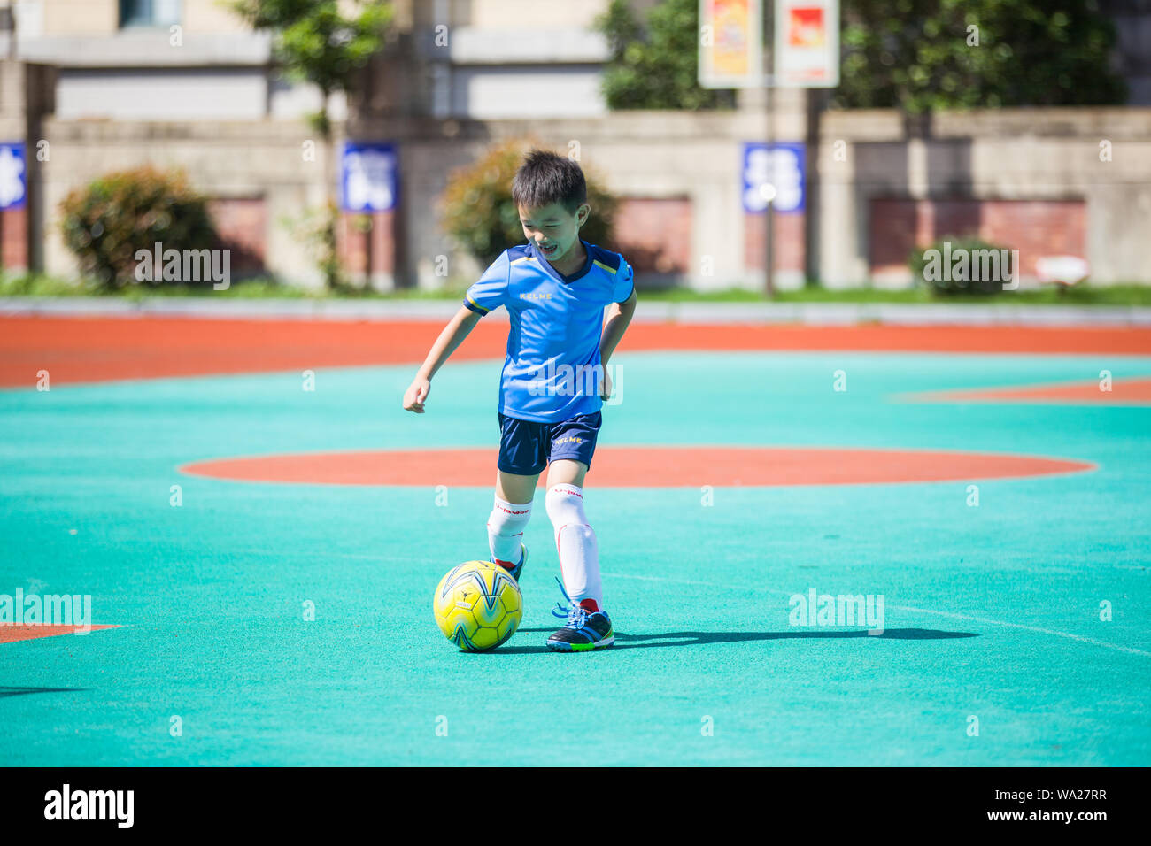 I bambini che giocano a calcio Foto Stock