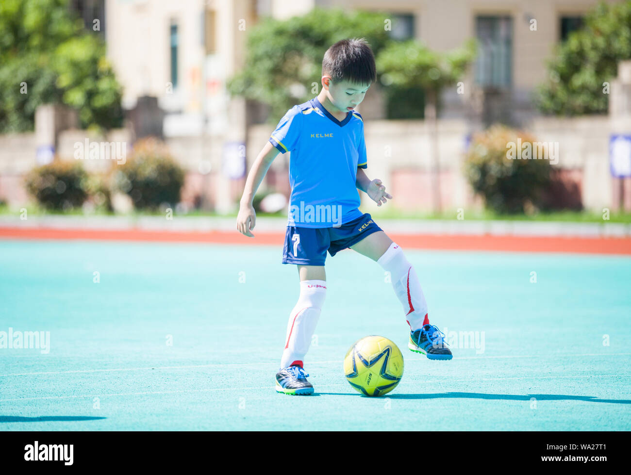 Il ragazzo giocando a calcio Foto Stock