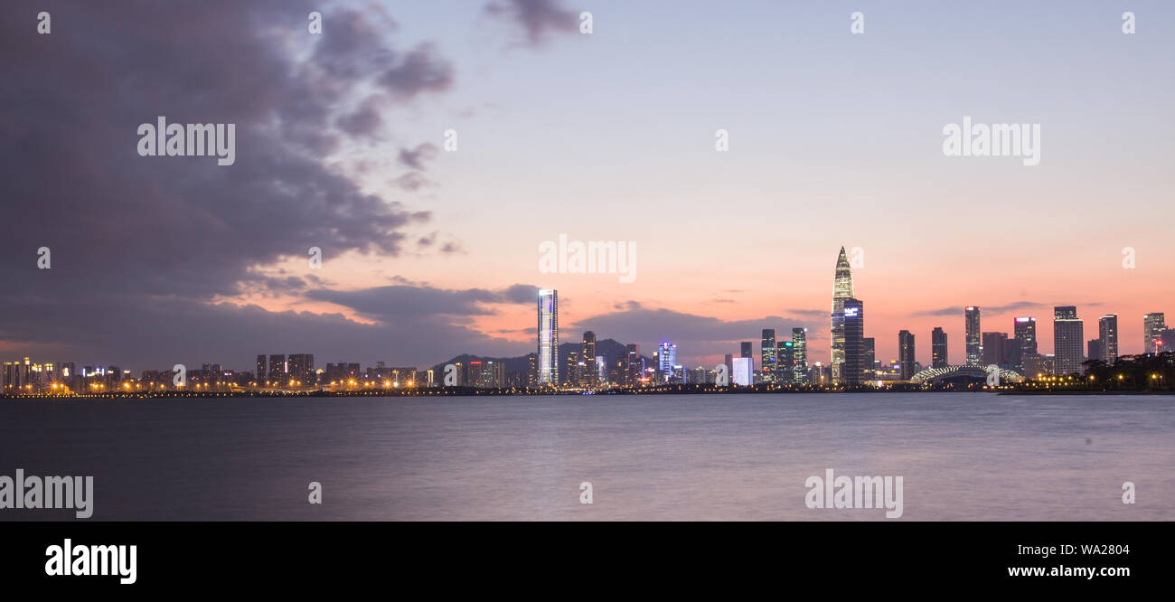 Shenzhen città di notte Foto Stock