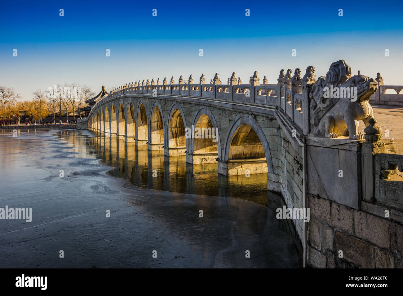Pechino è il Palazzo Estivo il marmo diciassette-ponte di arco che Foto Stock