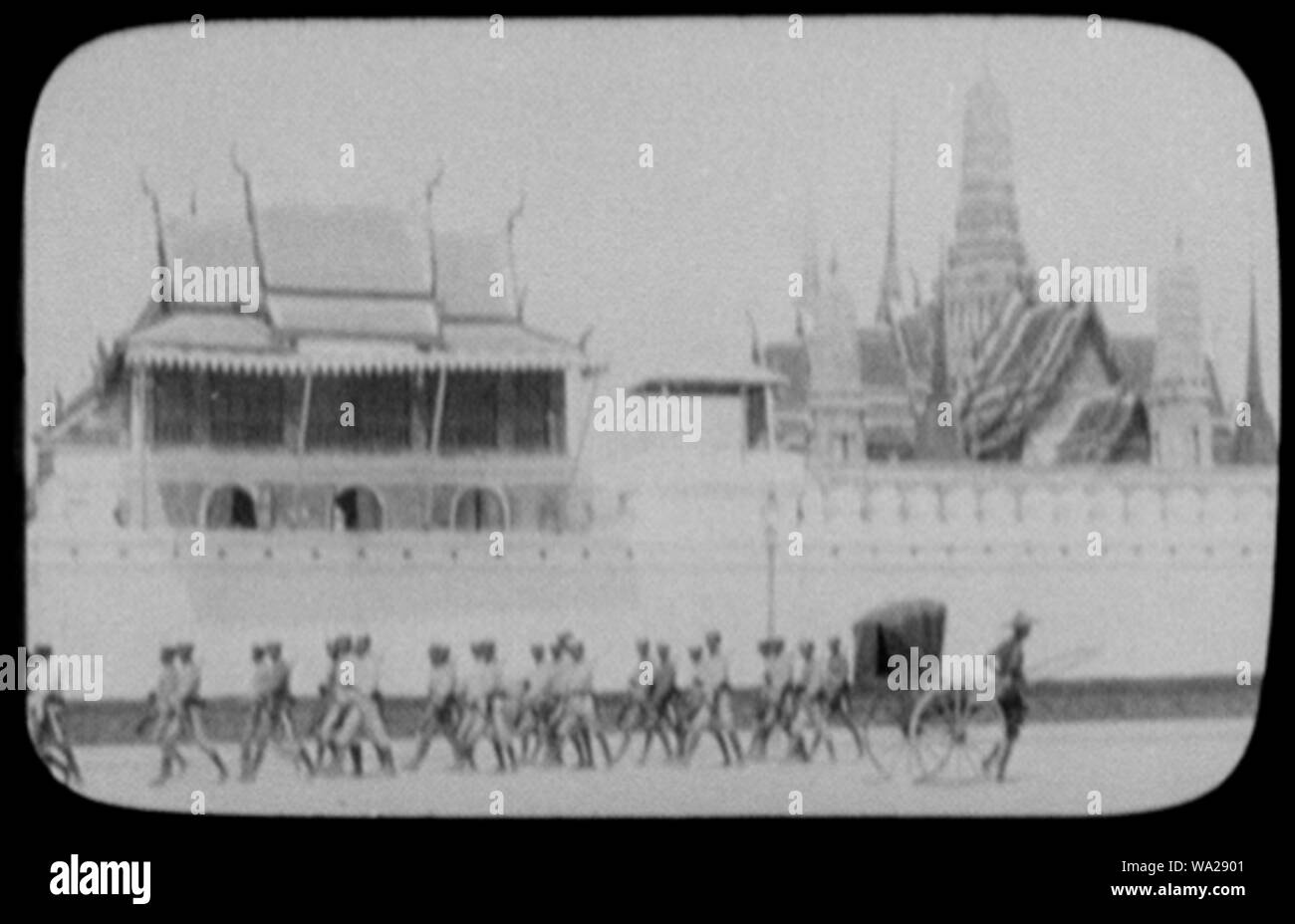 Bangkok - vicino a vista del palazzo del re; soldati che marciano lungo la parete Foto Stock