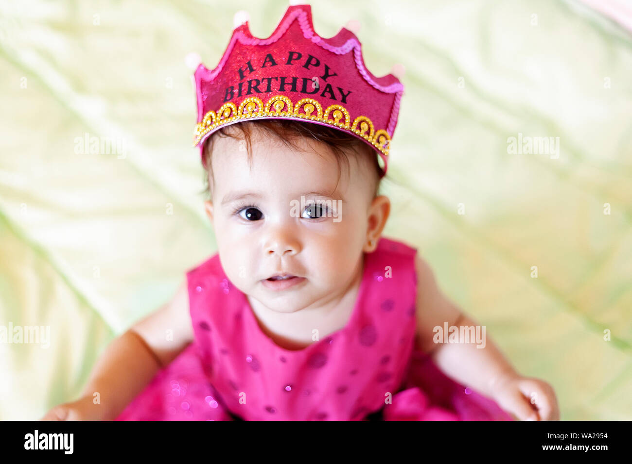 Primo compleanno. Poco allegra bambina con la corona festeggia il suo primo compleanno. Un divertente bambina vestita come una principessa Foto Stock