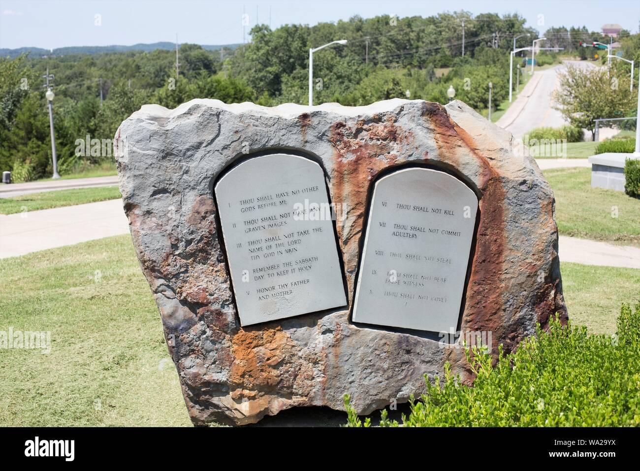 I dieci Comandamenti scolpiti in pietra di compresse al di fuori del santuario dello Spirito Santo di Branson, Missouri, Stati Uniti d'America. Foto Stock