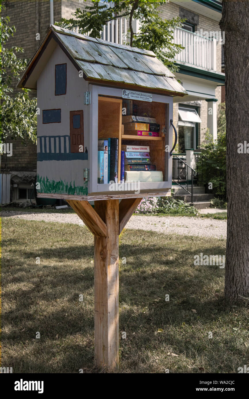 Un pittoresco piccolo libreria gratuita di Stratford, Ontario. Foto Stock