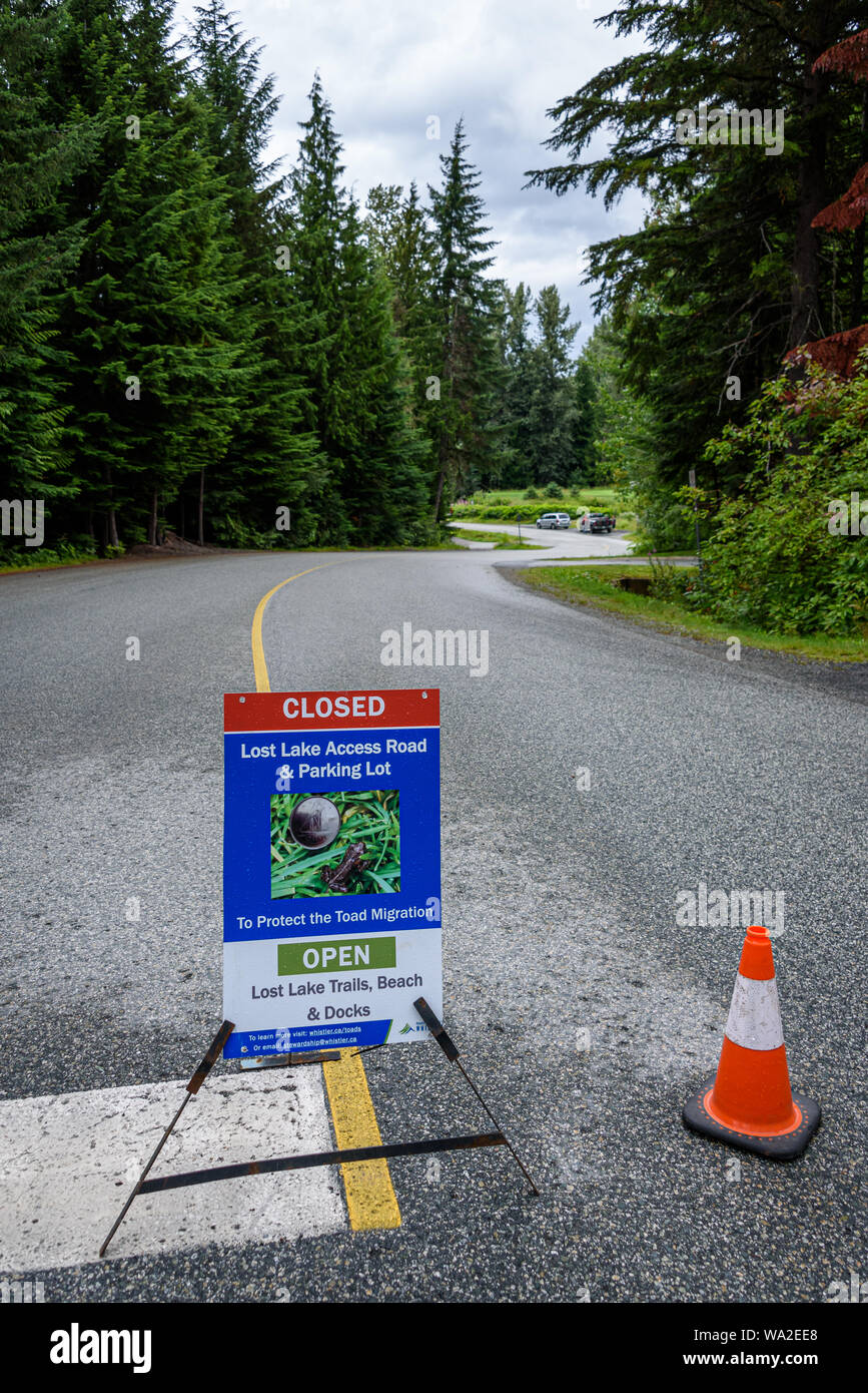 WHISTLER, BC/CANADA - Agosto 2, 2019: Strada chiusa segno su perso il parco del lago strada di accesso. Chiuso per Western annuale Toad migrazione. Foto Stock