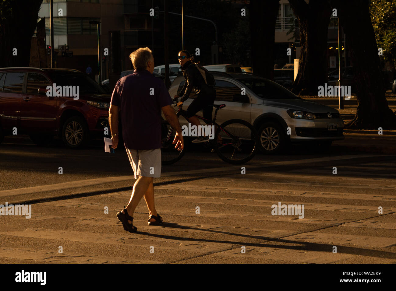 Buon uomo a camminare in Buenos Aires strade Foto Stock