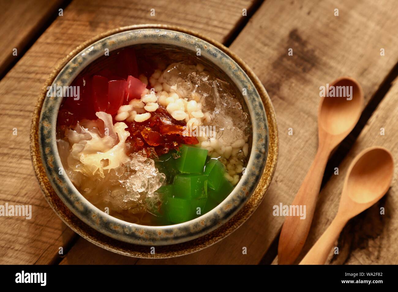 Es Sekoteng Medan. Raffreddamento cocktail da dessert di orzo, palm frutta, fungo bianco, agar, gelatina e conservate kumquat con ghiaccio tritato in zucchero acqua. Foto Stock