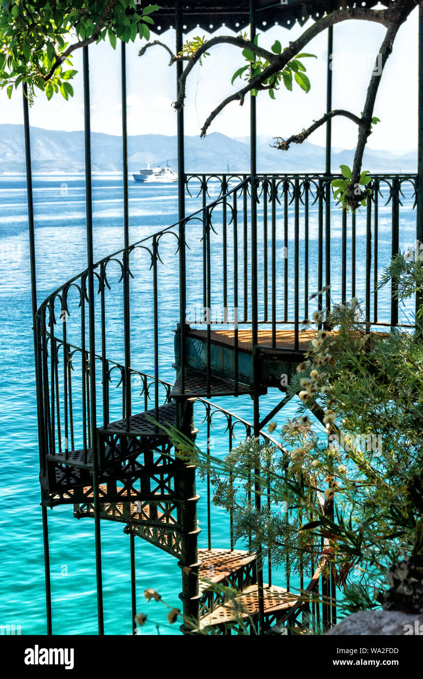 Mare Mediterraneo, scale con le montagne sullo sfondo di Corfù, Grecia Foto Stock