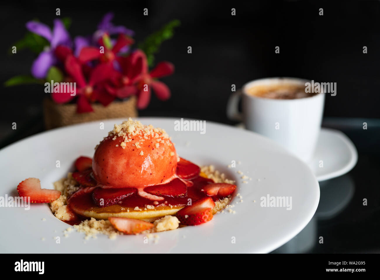 Fresco frittelle fatte in casa Strawberry Crumble su bianco piatto da dessert Foto Stock