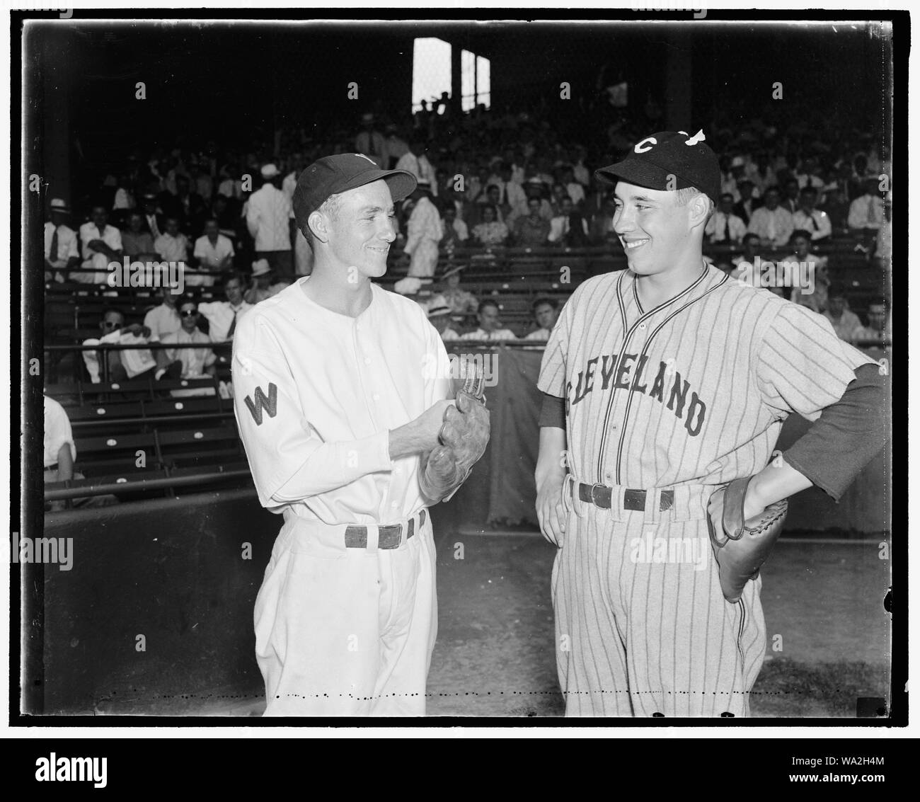 Il baseball's boy wonders di Washington D.C., ago 2. Il baseball di wonder boys si è riunito per la prima volta come amichevole i nemici quando Bucky Jacobs, sinistra, Washington's rookie da Richmond, VA. E Bob Feller, da Cleveland, si accamparono contro ciascuno di loro per la prima volta Foto Stock