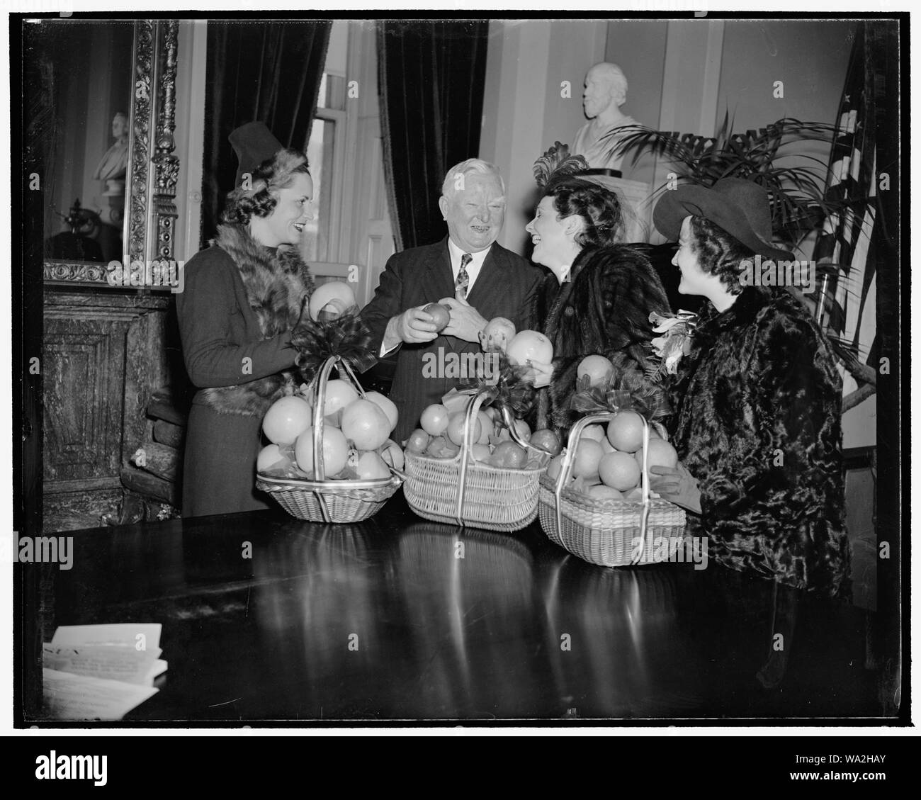 Bellezze presente Vice Presidente Garner con cesti di frutta per inaugurare la settimana di agrumi. Washington, 23 gennaio. Nazionale Settimana di agrumi ha avuto un buon inizio oggi quando bellezze dai produttori di agrumi presentato sates Vice Presidente Garner con cesti di frutta polposa. Da sinistra a destra: Marta Talley del Texas; Vice Presidente Garner; la sig.ra Claude Pepe, moglie del senatore da Florida; e Jill Illingworth della California, 1/23/39 Foto Stock