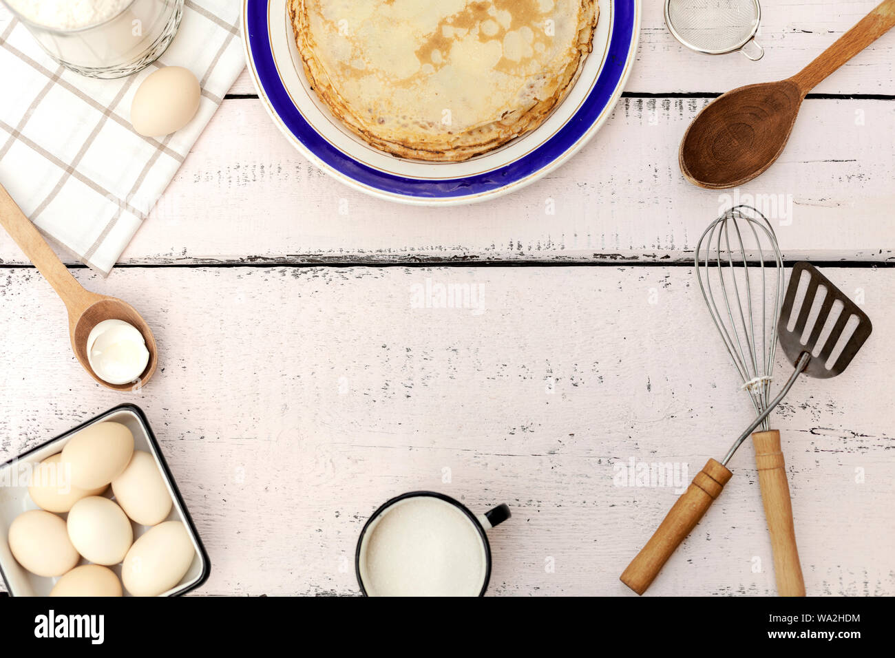 Frittelle di cottura. Ingredienti, stoviglie e utensili da cucina per frittelle. Messa a fuoco selettiva. Foto Stock