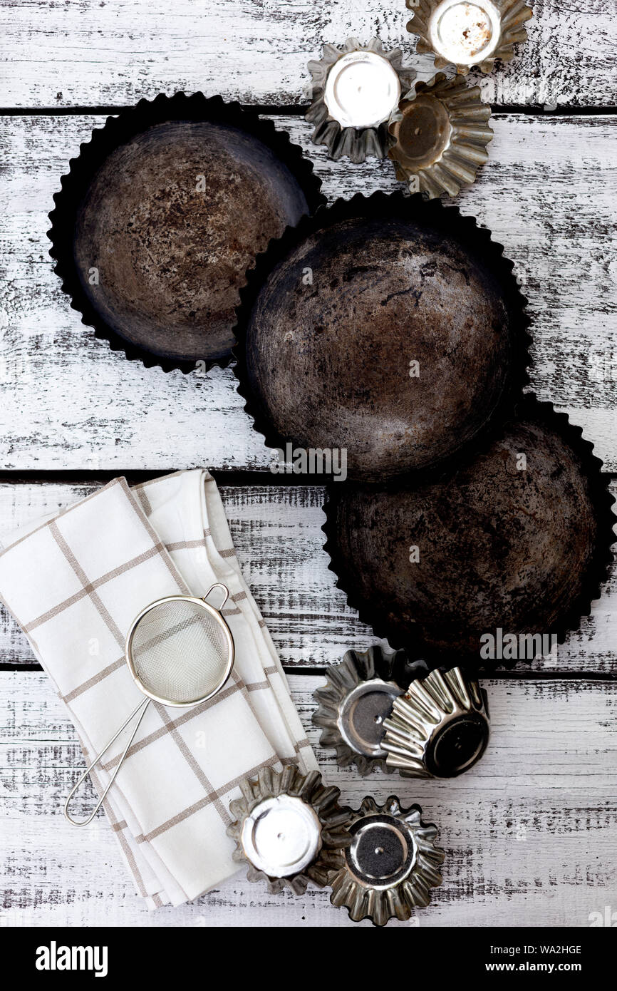 Vecchio vintage teglie su sfondo di legno. Messa a fuoco selettiva. Foto Stock