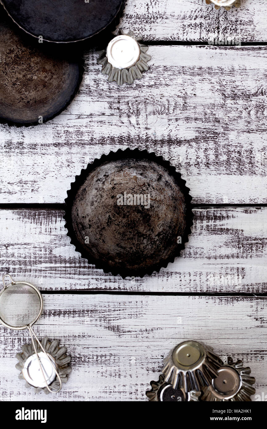 Vecchio vintage teglie su sfondo di legno. Messa a fuoco selettiva. Foto Stock