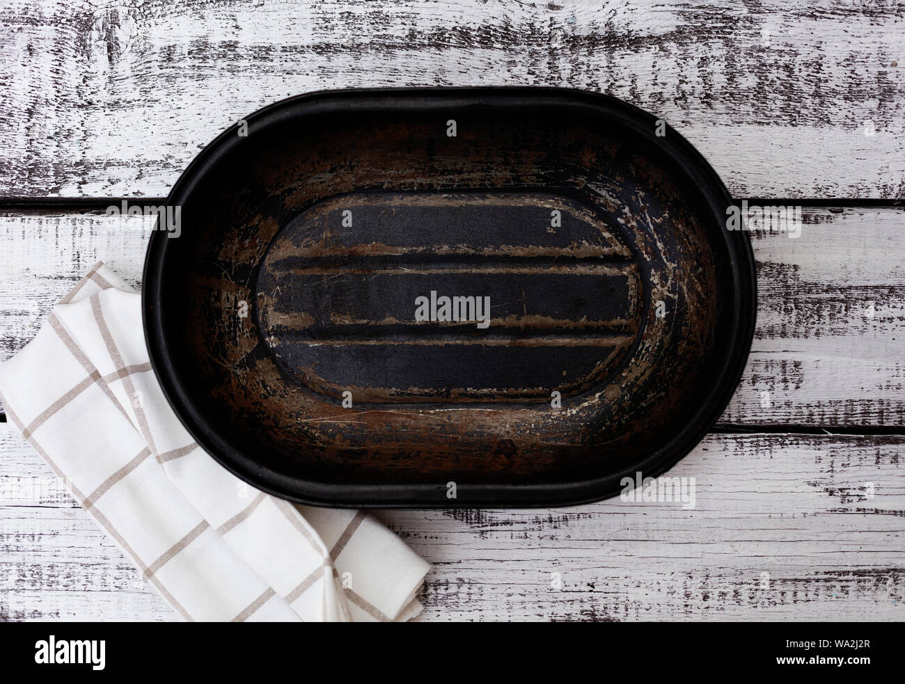 Vecchio vintage teglie su sfondo di legno. Messa a fuoco selettiva. Foto Stock