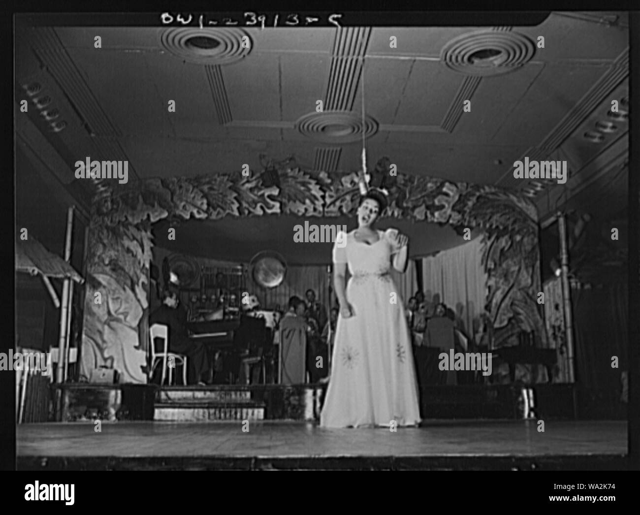 New York, New York. Duke Ellington's songstress, Betty Rocha [sic], cantando il Salt Lake City Blues durante il pavimento mostra presso la sala da ballo di uragano Foto Stock