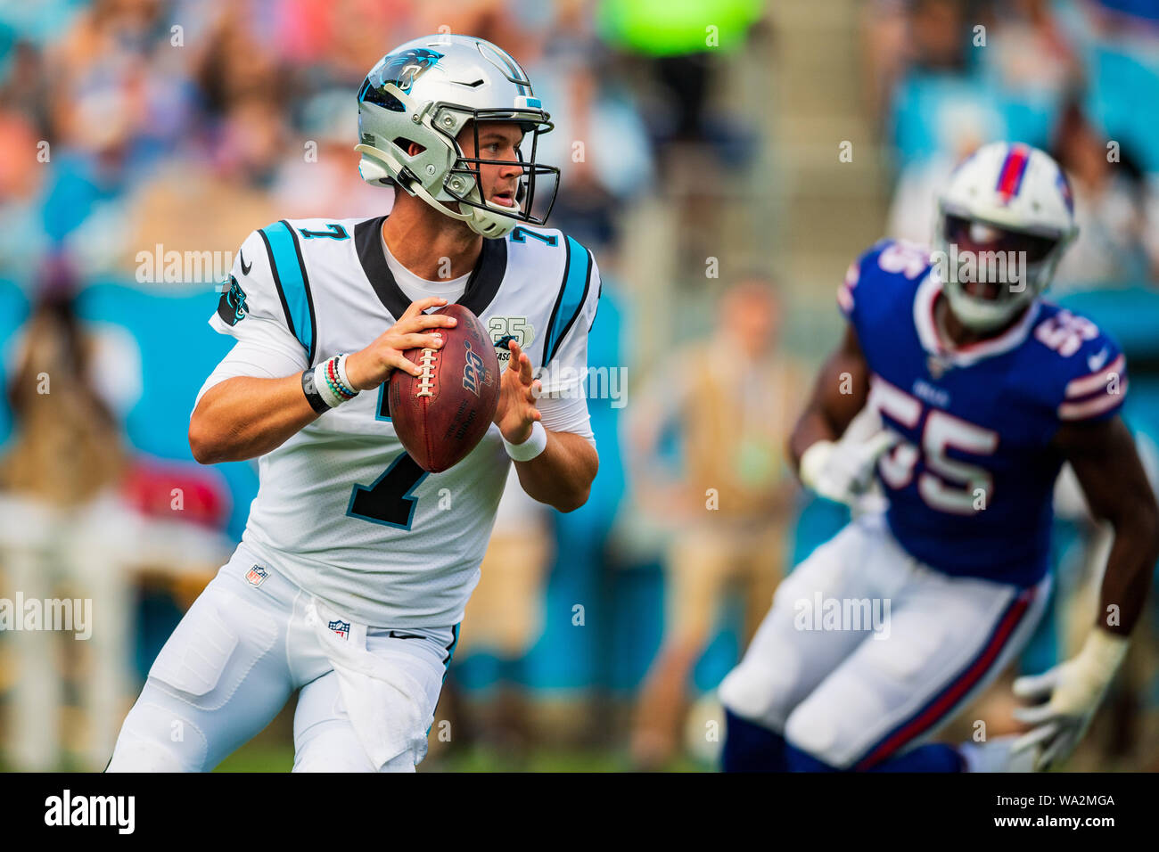 Charlotte, North Carolina, Stati Uniti d'America. 16 Ago, 2019. Carolina Panthers quarterback Kyle Allen (7) durante la preseason NFL partita di calcio tra le fatture della Buffalo e Carolina Panthers venerdì 16 agosto 2019 a Charlotte, NC. Giacobbe Kupferman/CSM Credito: Cal Sport Media/Alamy Live News Foto Stock