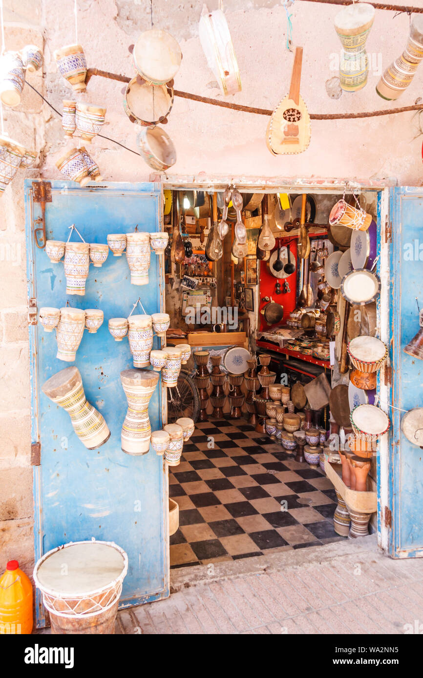 Essaouira, Marocco - 14 Settembre 2010: il negozio di souvenir nella città vecchia. La città è situata sulla costa atlantica. Foto Stock