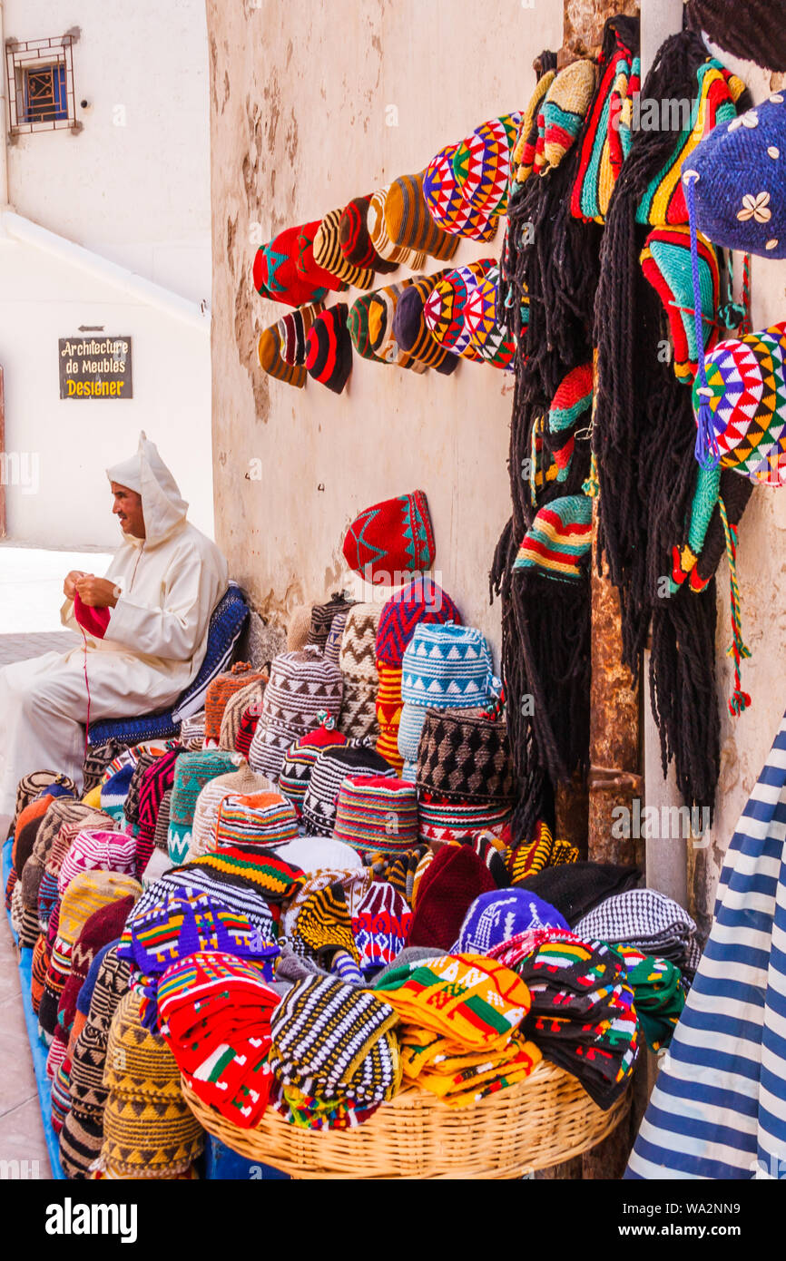 Essaouira, Marocco - 14 Settembre 2010: uomo vendita di cappelli su strada nella città vecchia. La città è situata sulla costa atlantica. Foto Stock