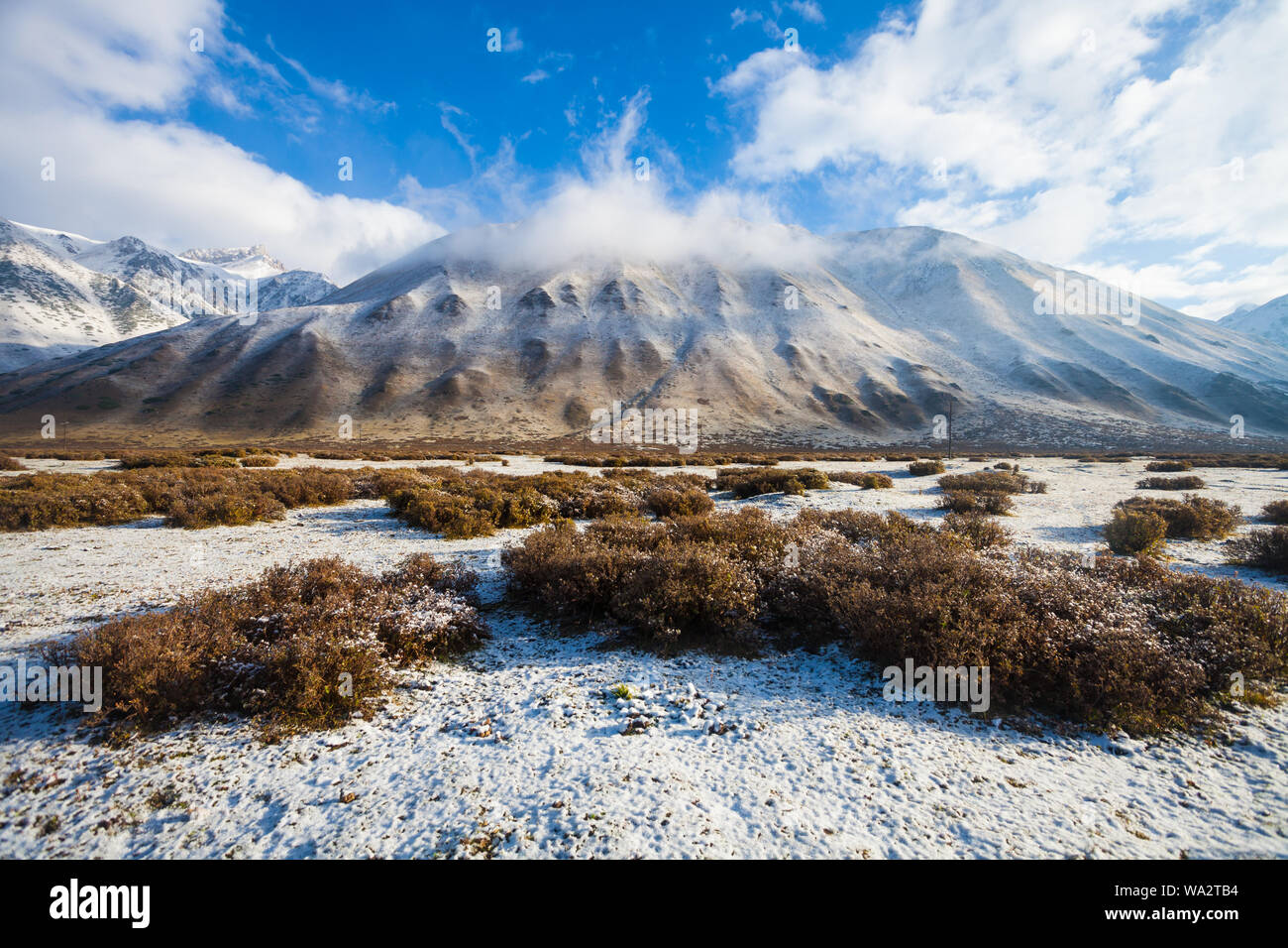 Xinjiang neve paesaggio di montagna Foto Stock
