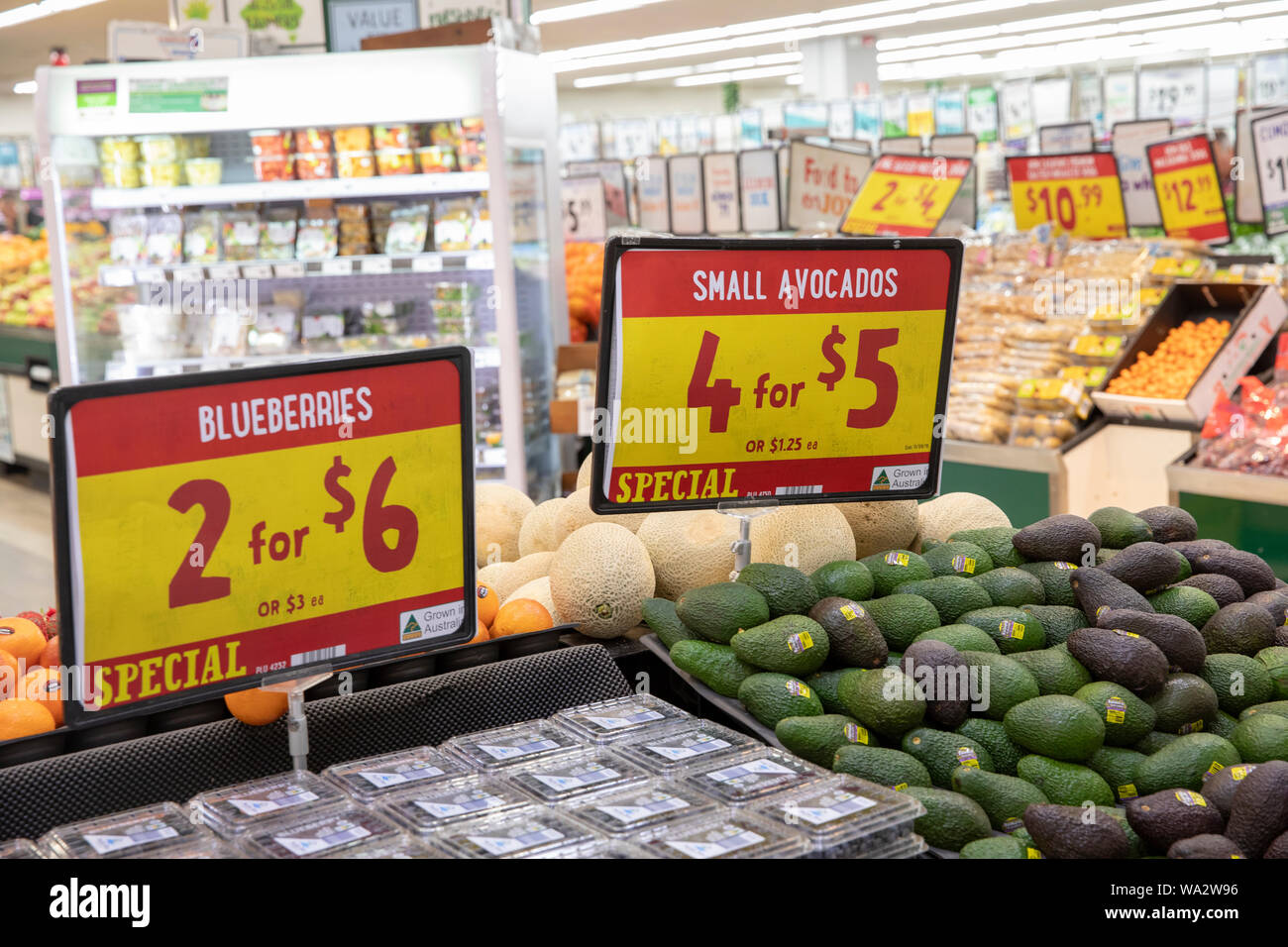 I mirtilli e avocadi sul display e la vendita in un supermercato australiano di Sydney , Australia Foto Stock