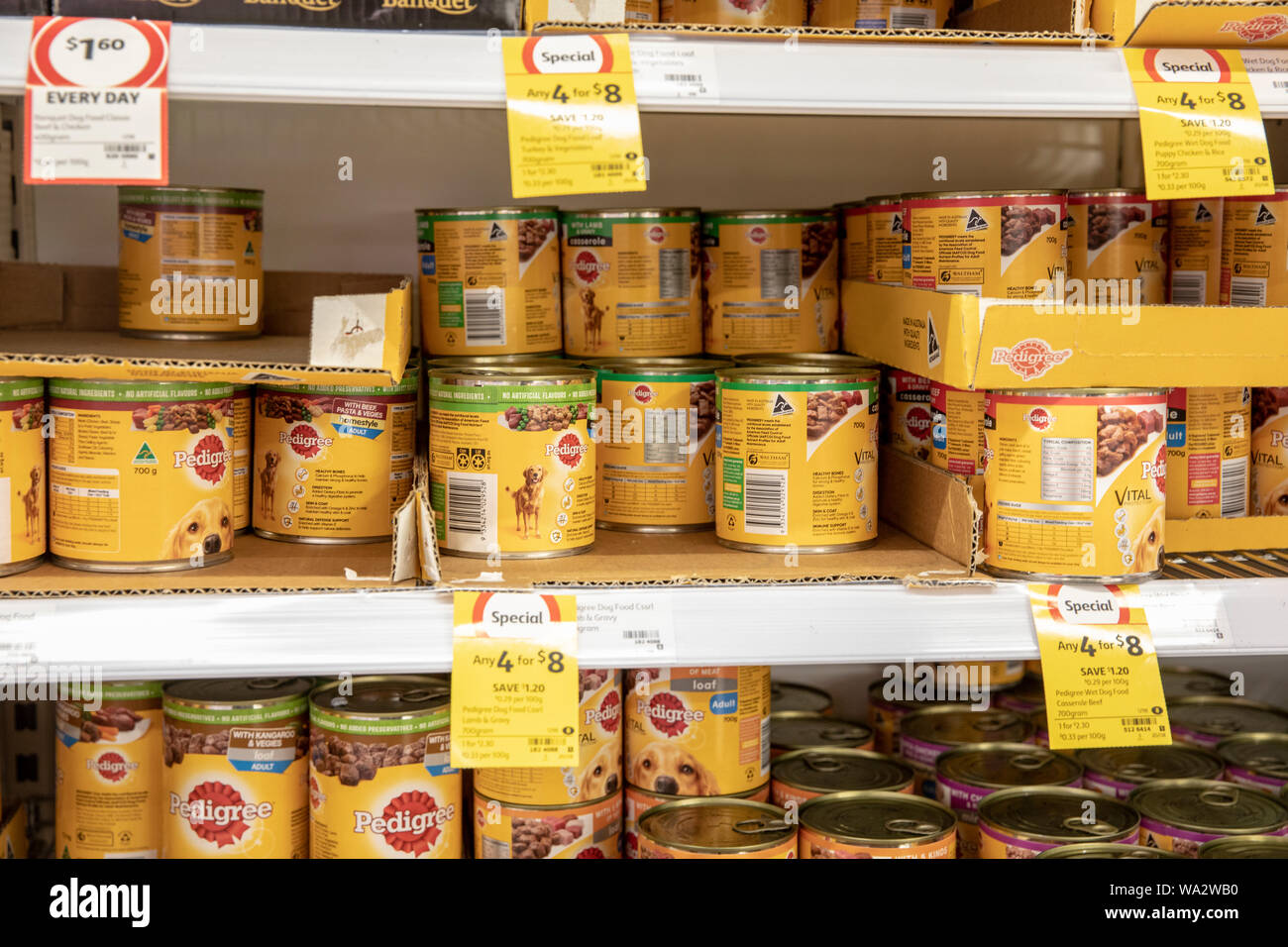 Pedigree barattoli di cibo per cani su un australiano scaffale di supermercato. Foto Stock