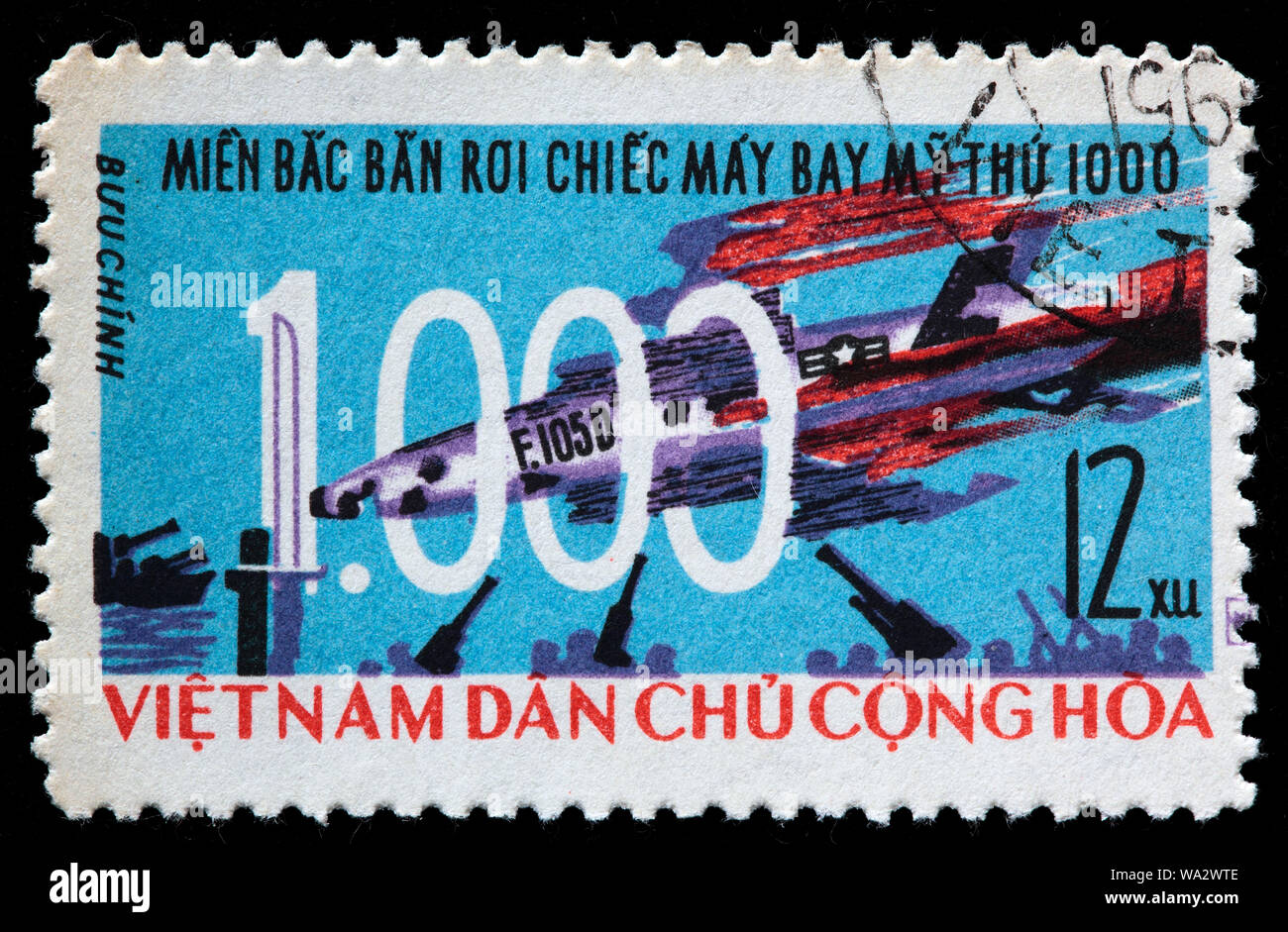 Millesimo aereo statunitense ha portato giù sopra il Vietnam del Nord, F-105D in fiamme, guerra di Vietnam, francobollo, Vietnam, 1966 Foto Stock