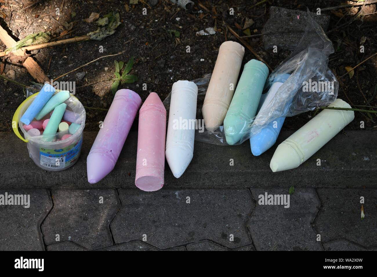 Diversi colori di chalk per street-pittura Foto Stock