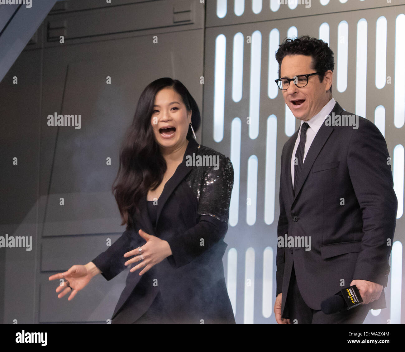Kelly Marie Tran e JJ Abrams vengono intervistati su "Star Wars Show' a Star Wars Celebration per la salita di skywalker Foto Stock