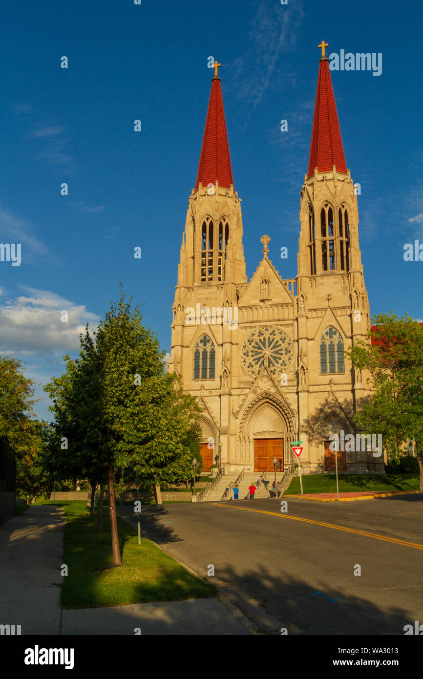 Vista sulla strada della Cattedrale di St Helena, Helena, Montana, USA. Foto Stock