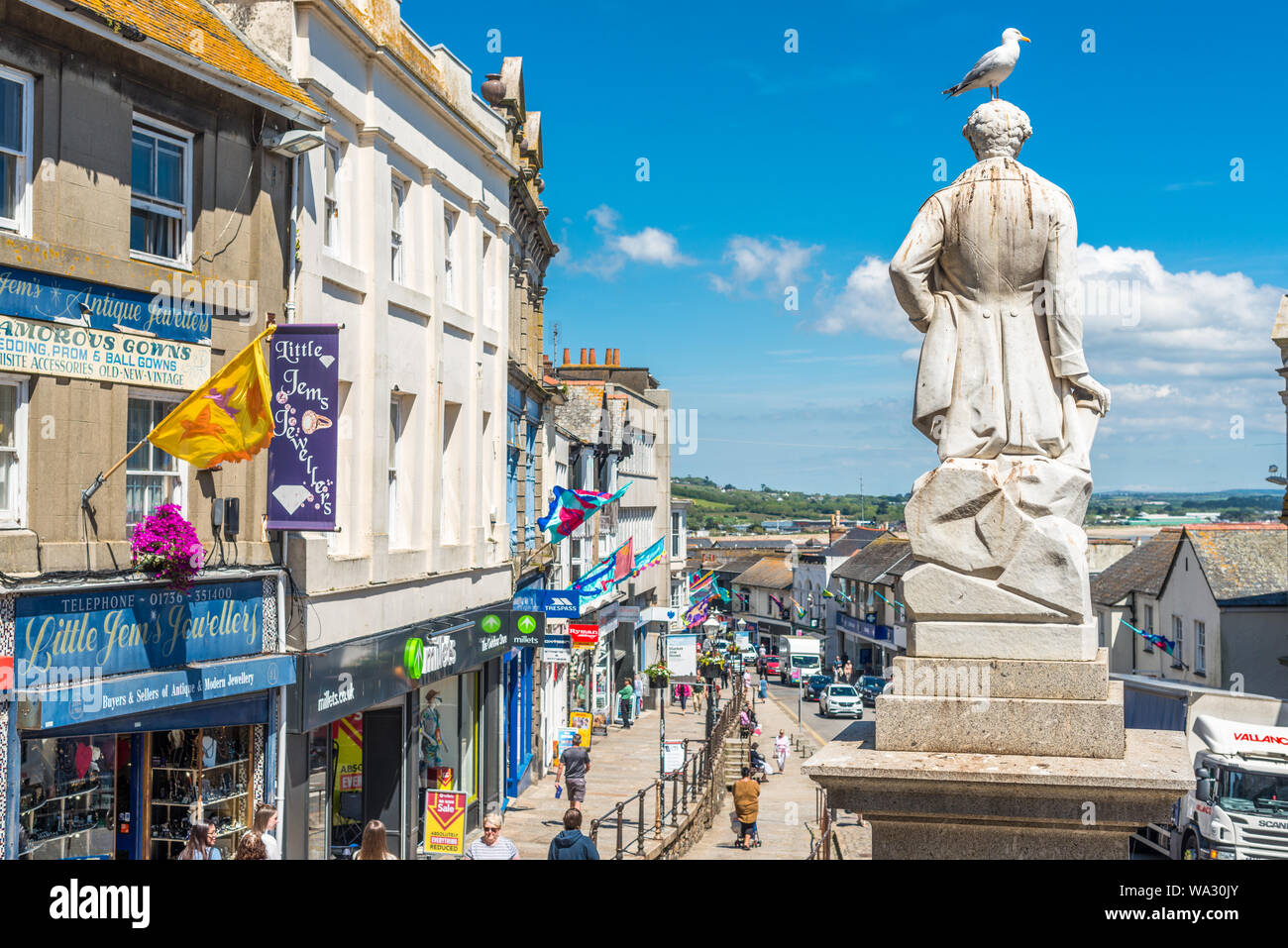 Statua del chimico e fisico Sir Humphry Davy nel mercato ebreo Street Penzance, West Cornwall, Inghilterra, Regno Unito. Foto Stock