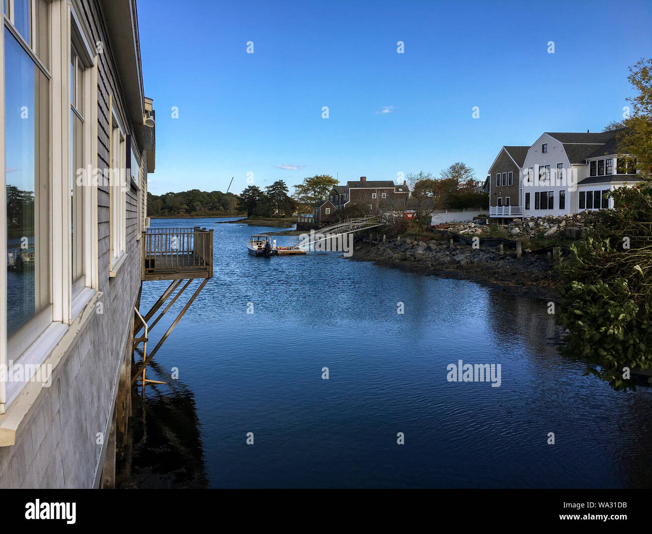 Portsmouth, NH / STATI UNITI D'America - 17 OTT 2018: vista del paesaggio di waterfront homes, barca, dock e riflessi nell'acqua. Vista laterale di Sanders al mercato del pesce. Foto Stock