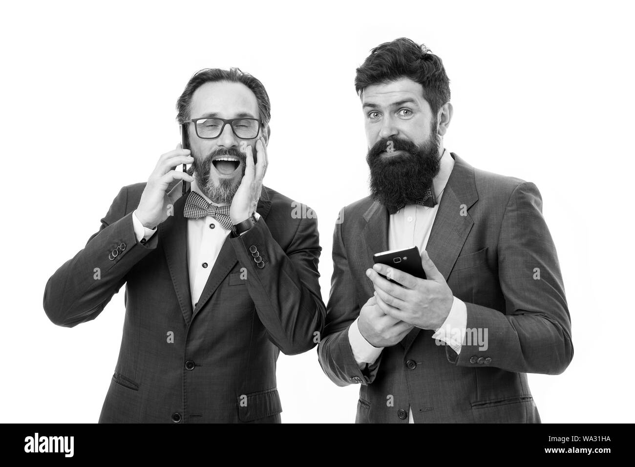 Sempre in contatto. business comunicazione sulla riunione. Il successo del team. la collaborazione e lavoro di squadra. uomini maturi. Aziende agili. barbuti uomini di affari in abito formale. partnership di uomini che parlano al telefono. Foto Stock