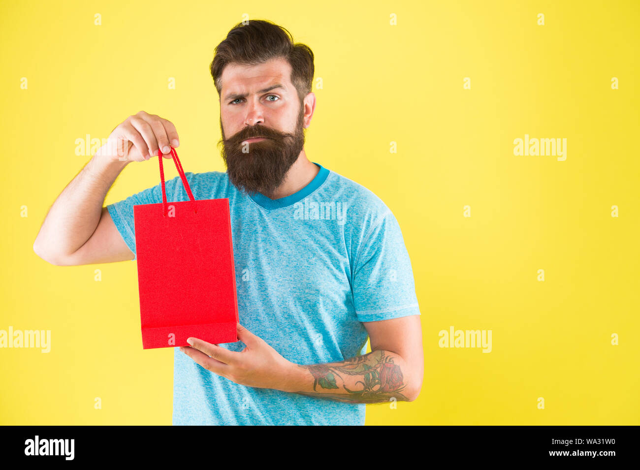 Motivi di sesso maschile per lo shopping sembrano essere più  utilitaristica. Gli aspetti possono influire sulla decisione del cliente  rendendo il comportamento. Hipster tenere shopping bag. L'uomo con  l'acquisto. Impulso all'acquisto. Il