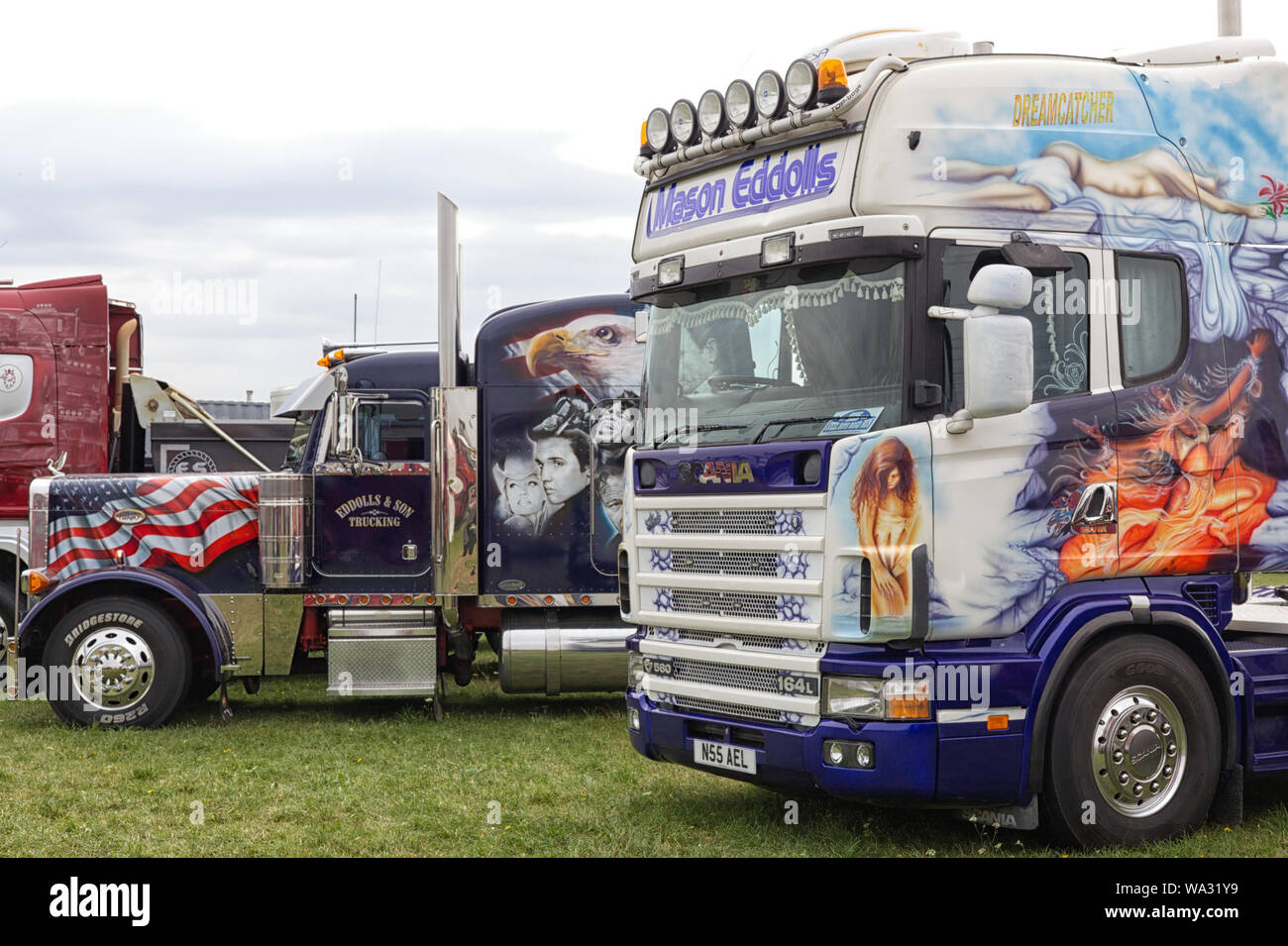 Scania e American verniciato a spruzzo camion Foto Stock