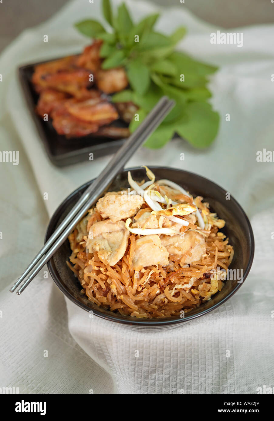 Pad mee è sorta di piatti Thailandesi locali appaiono come mescolare noodles fritti Foto Stock