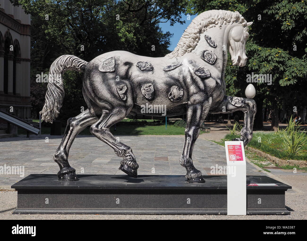 Milano, Italia: 15 agosto 2019: Leonardo progetto cavallo, il cavallo di Leonardo rivisitato da autor Mario Trimarchi in Indro Montanelli giardini, Milano. Foto Stock