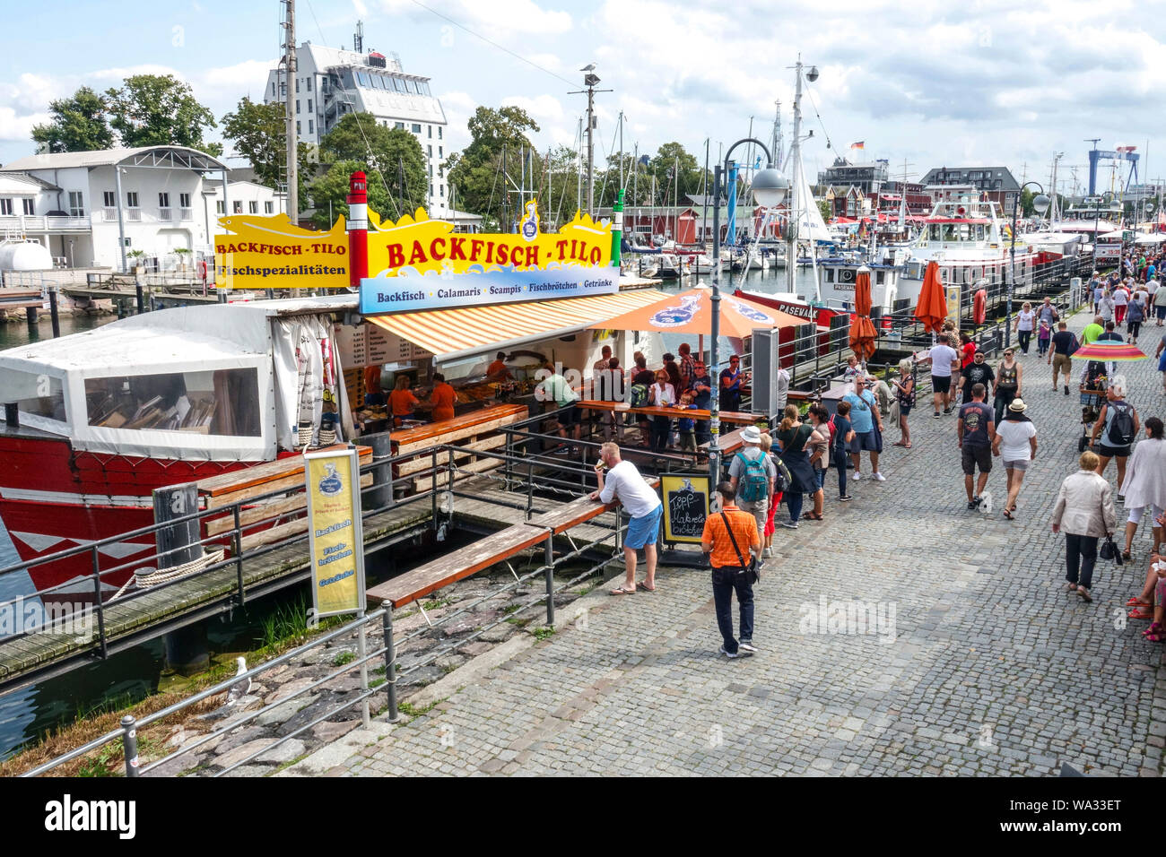 Alter Strom Warnemunde lungomare porto, vendita ristorante pesce e patatine, Rostock Germania Foto Stock