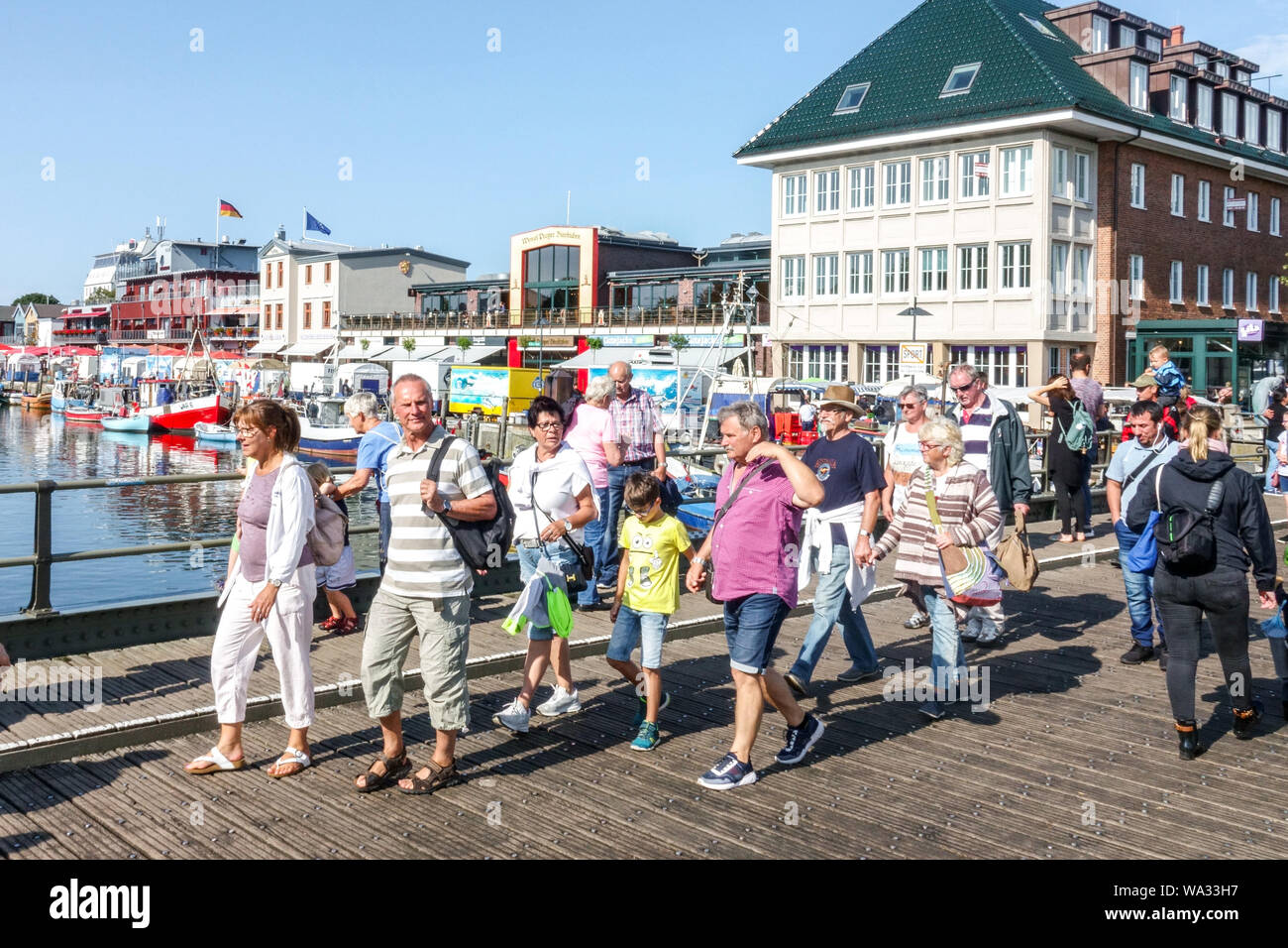 Folla di turisti sulla Alter Strom Warnemunde ponte porto Turismo in Germania Foto Stock