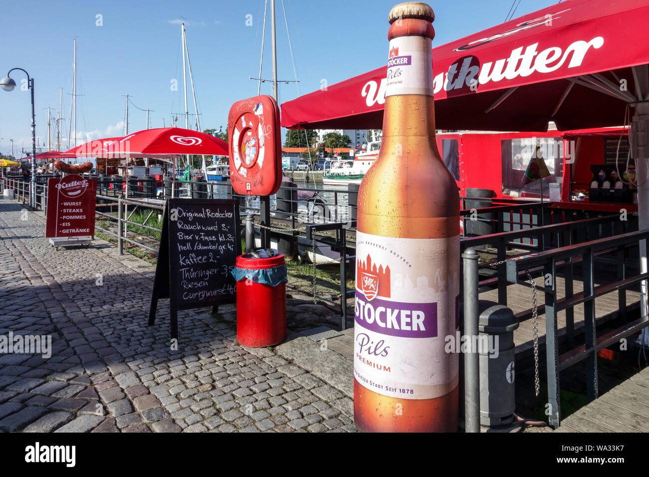 Bar e ristoranti sul lungomare, Warnemunde Alter Strom, Rostock Germania Foto Stock