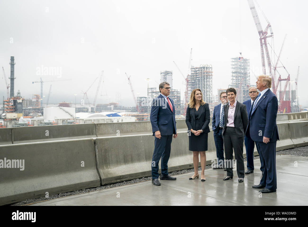 Presidente Trump tours il guscio della Pennsylvania complesso petrolchimico con il Segretario dell'energia Rick Perry e i dirigenti della Shell Martedì, Agosto 13, 2019, monaca, Pa. Persone: presidente Donald Trump, Rick Perry Foto Stock